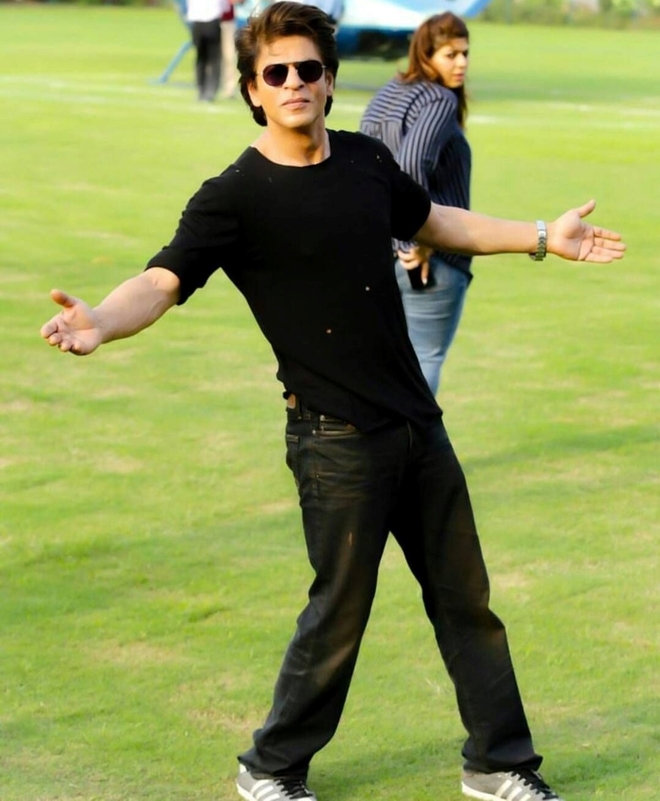 Shah Rukh Khan brings his iconic pose and hook step to celebrate the world  premiere of #pathan ! #trending #shahrukhkhan #bollywoodmovies #bollywood  #bollywoodstyle | Nevanta | Vishal and Sheykhar · Jhoome Jo Pathaan |  Facebook