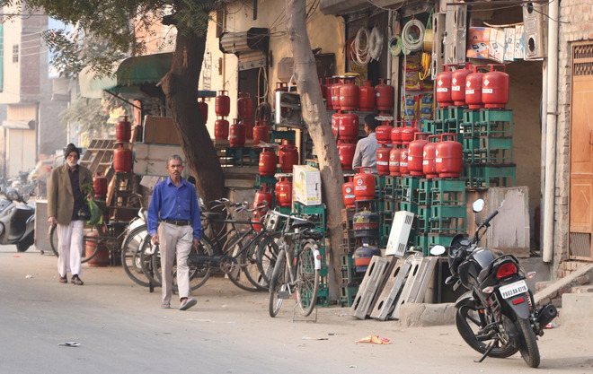 Sans any check, sale of illegal LPG cylinders goes on in city