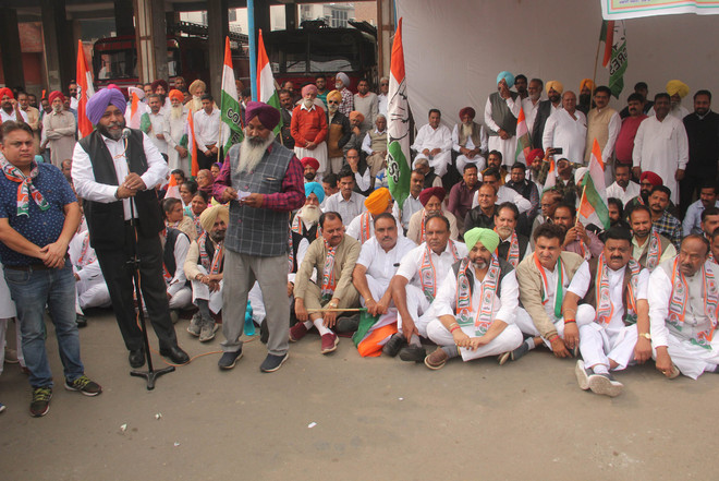 Cong holds protest, says Centre pursuing anti-people policies