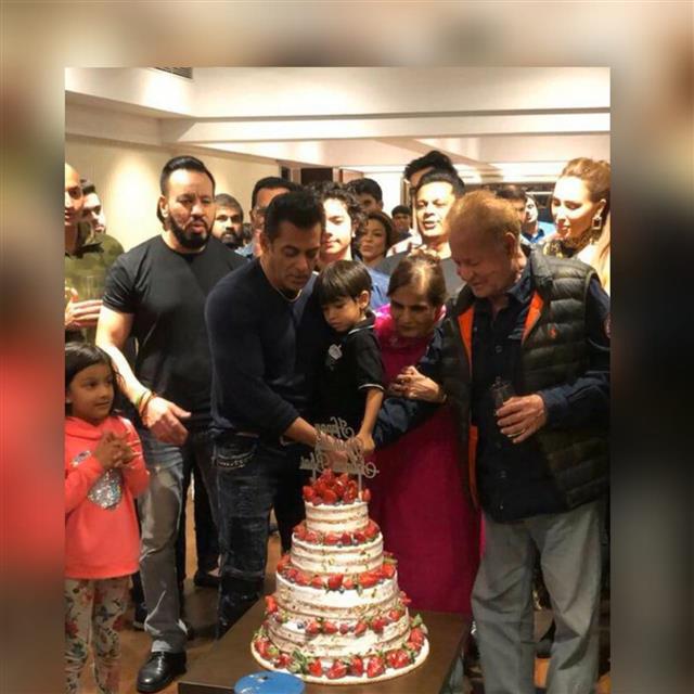 Happy Birthday, Salman Khan: Actor Cuts Cake With Katrina Kaif, Tabu,  Sonakshi Sinha And Khandaan