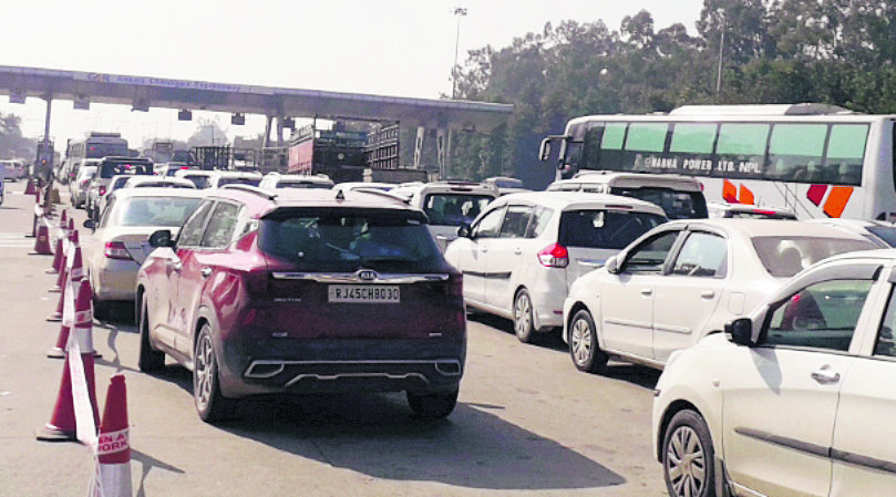 Long queues at cash lanes take a toll on commuters