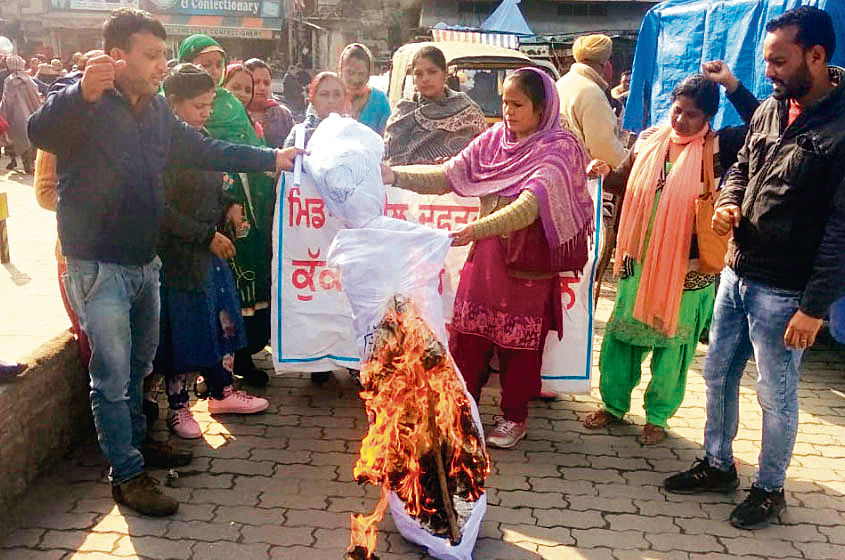 Midday meal workers demand salary hike