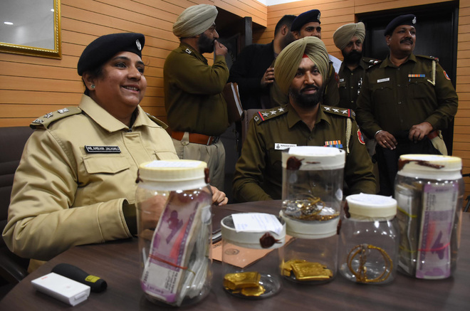 2 held, Rs6 lakh, jewellery worth Rs90 lakh recovered