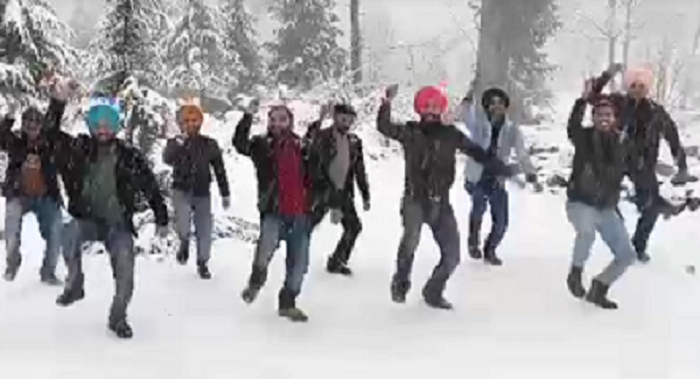Amritsar Khalsa College students perform Bhangra in snow-clad Solang valley; watch
