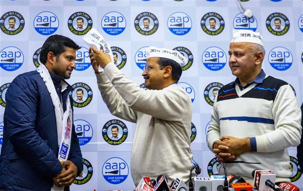 Former MLA Ram Singh Netaji, son of Cong leader Mahabal Mishra join AAP ahead of polls