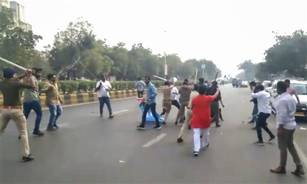 JNU violence: ABVP, NSUI members clash in Gujarat, over 10 injured