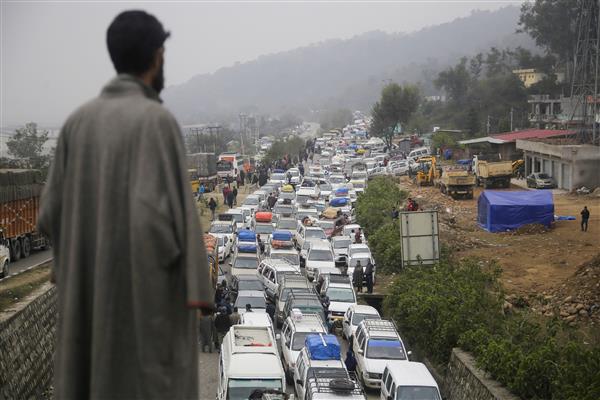One-way traffic resumes on Jammu-Srinagar National Highway after two days