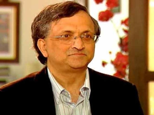 Ramachandra Guha’s ‘dynast’ remark sparks Twitter war with Shashi Tharoor