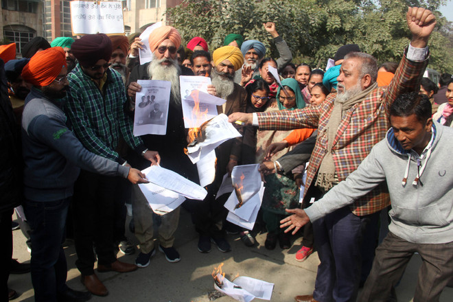 Ministerial staff protest, burn copies of Congress manifesto