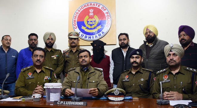 Gangster facing 10 criminal cases lands in police net