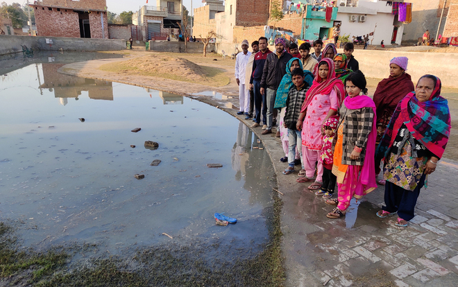 Arjun Nagar residents hold protest over sewage overflow