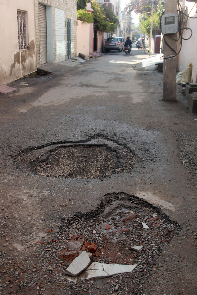 Potholes on interior city roads irk commuters