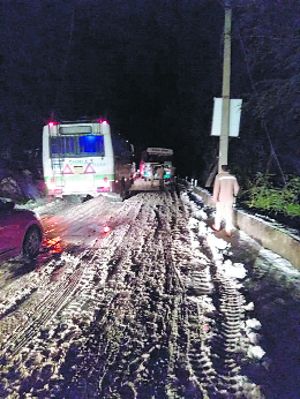 Snow-stuck, commuters trudge 12 km to Shimla