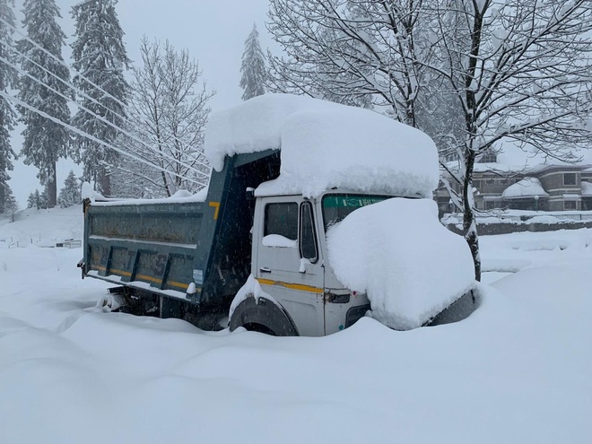 3-ft snow wreaks havoc; power, telecom services hit in Lahaul