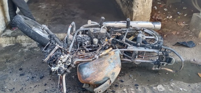 5 two-wheelers set on fire at Giaspura flats