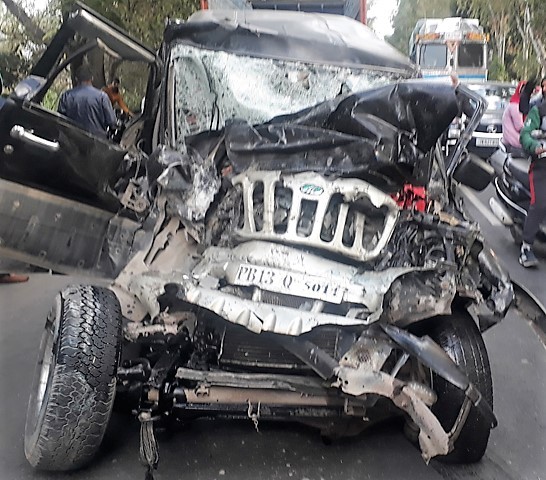 Man killed, 7 injured in car-bus collision