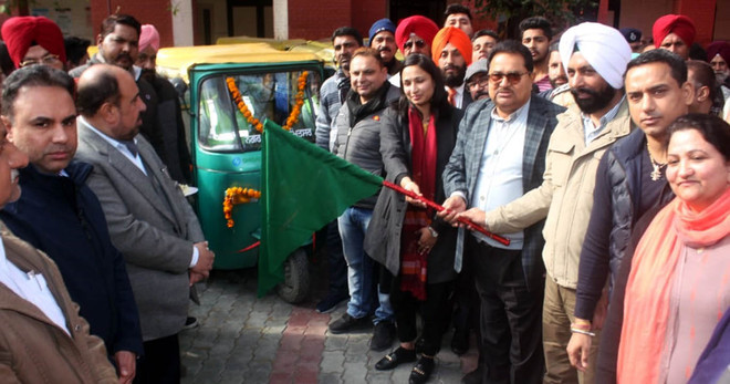 Soni flags off e-rickshaws for lifting garbage in city
