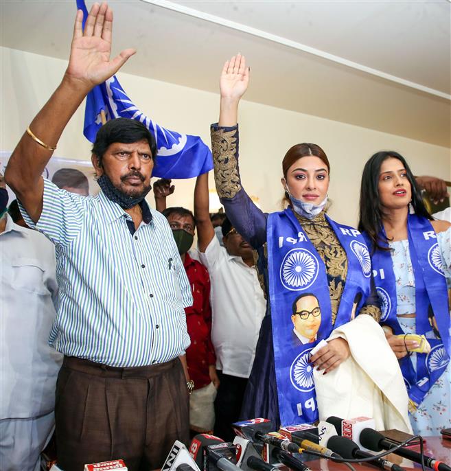 Actor Payal Ghosh, who accused Kashyap of rape, joins Ramdas Athawale’s party