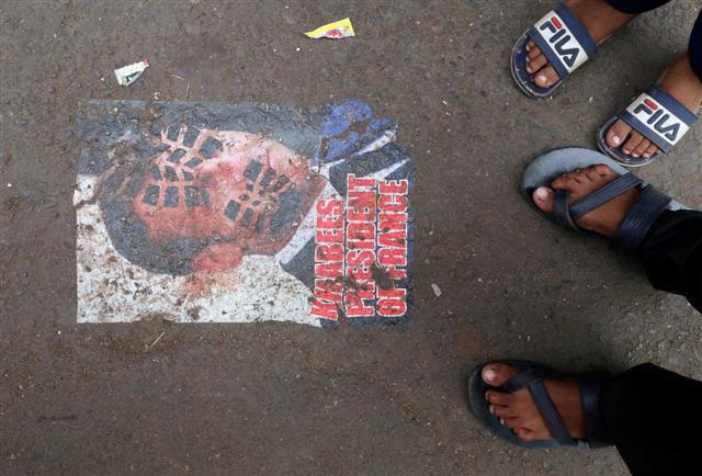 Emmanuel Macron's posters pasted on busy Mumbai road, cops remove them; video goes viral