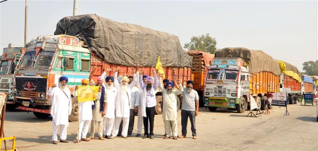 Farmers seize paddy laden trucks from UP in Amritsar