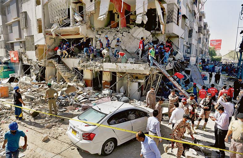 5 killed in Karachi blast