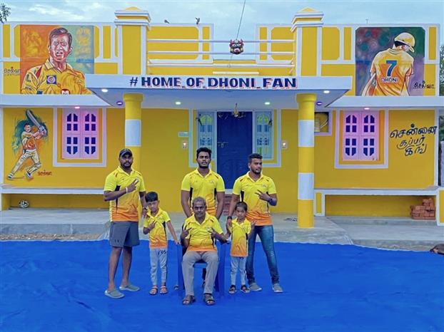 Dhoni fan paints his home yellow, makes thala's portrait on wall