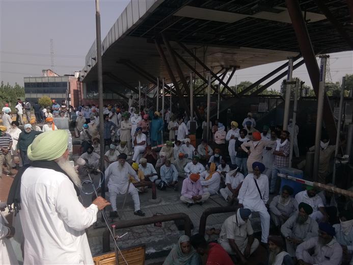 Farmers hold 2-hour 'chakka jam' against police action on farm Bill  protesters in Sirsa