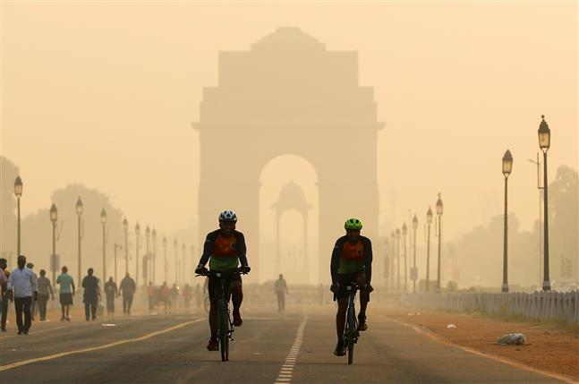Delhi's air quality continues to be 'very poor'; could improve on Monday