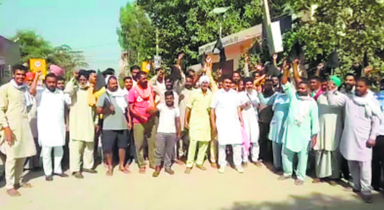 Now, Raja Warring faces farmers’ wrath, shown black flags