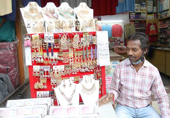 This jewellery maybe fake, but his nerves of steel are very much real