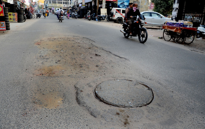 4 roads converging at Shastri chowk in state of neglect
