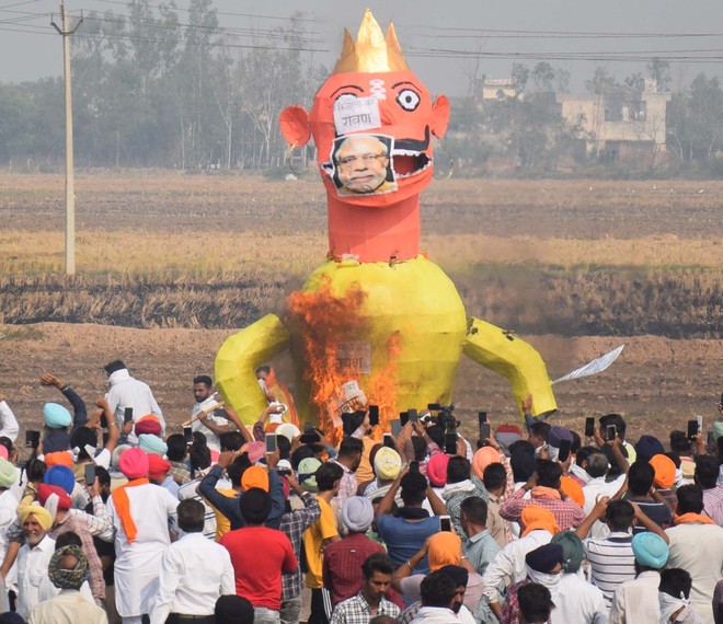 Agitating farmers burn effigies of PM Modi on Dasehra