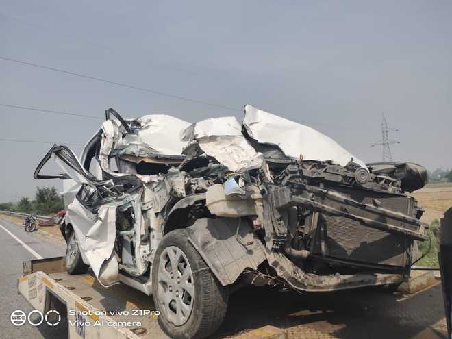 Car rams into stationary truck near Palwal, 2 of Delhi family die