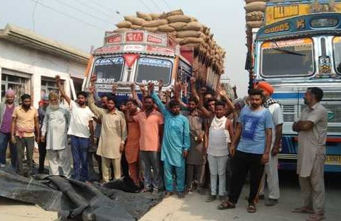 Farm bodies gherao paddy trucks from UP