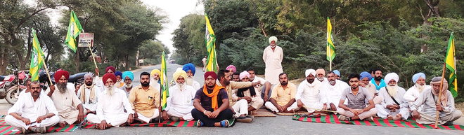 Farmers block road, say cotton agency not paying MSP to poor