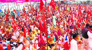 Women, farmers protest, demand loan waiver