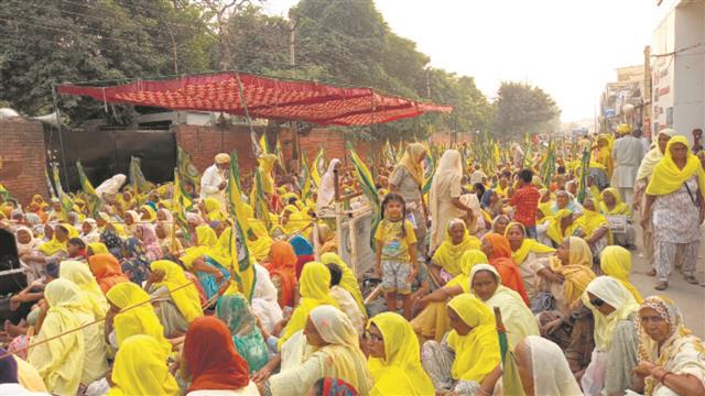 No work for days as Sangrur farmers lay siege to DC’s office