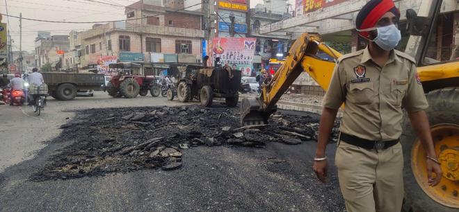 ‘Poor work’: Minister Ashu orders repair of newly re-carpeted road