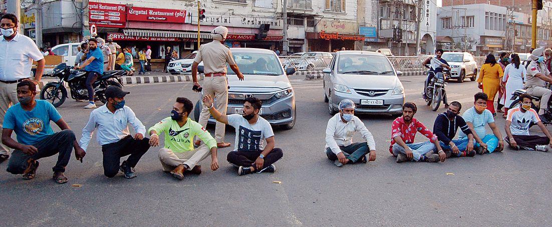 Amritsar MC demolishes vends, vendors hold protest