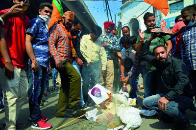 BJP burns Ravneet Bittu’s effigy
