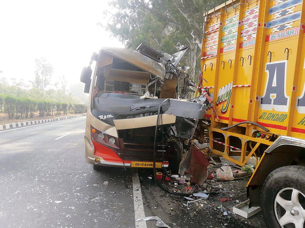 Migrant couple killed, 9 others injured in bus-truck collision