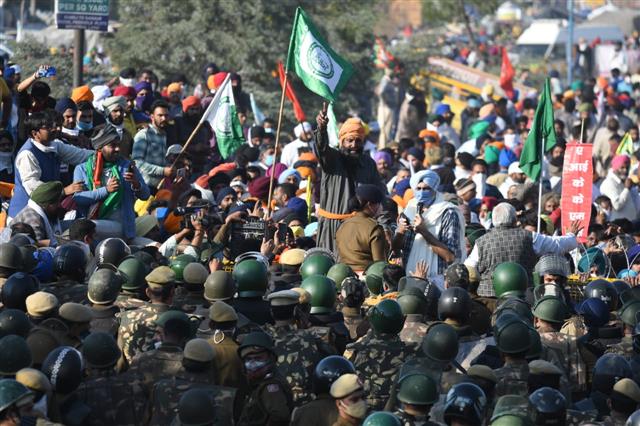 Post clashes, Delhi cops let farmers in