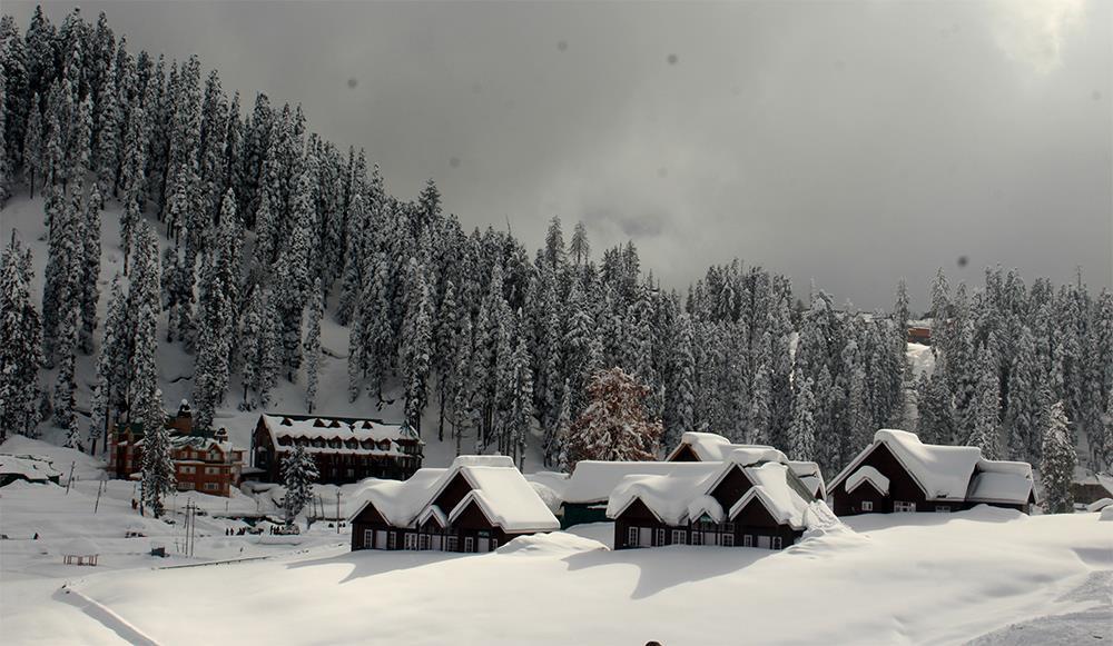 Season's 1st snowfall lashes plains of Kashmir Valley