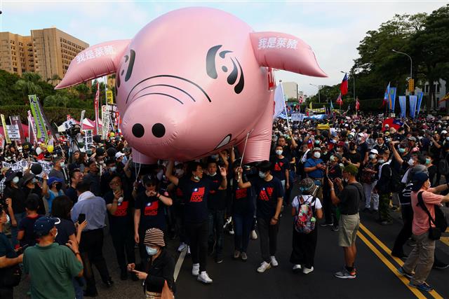Thousands join Taiwan protest, anger focused on US pork