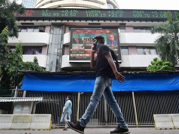 Sensex regains footing as bank stocks spurt; logs weekly rise