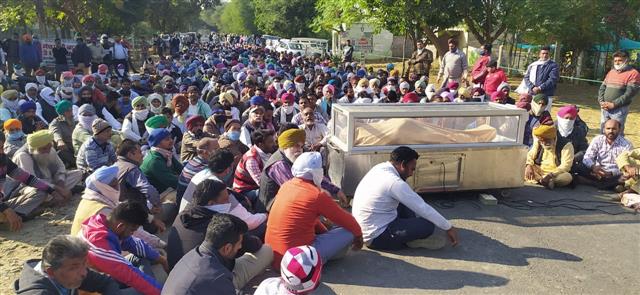 Tensions escalate as 1,500 followers reach Dera Salabatpura after leader's murder
