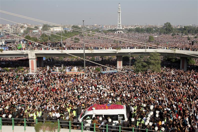 Tens of thousands mourn radical cleric’s death in Pakistan