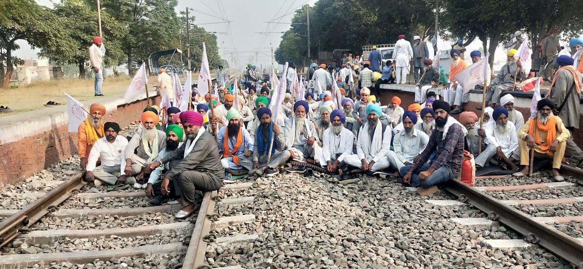 Protesting farm unions in Punjab refuse to budge