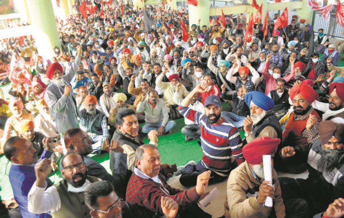 Govt employees’ union wants Sixth Pay Commission implemented, holds protest