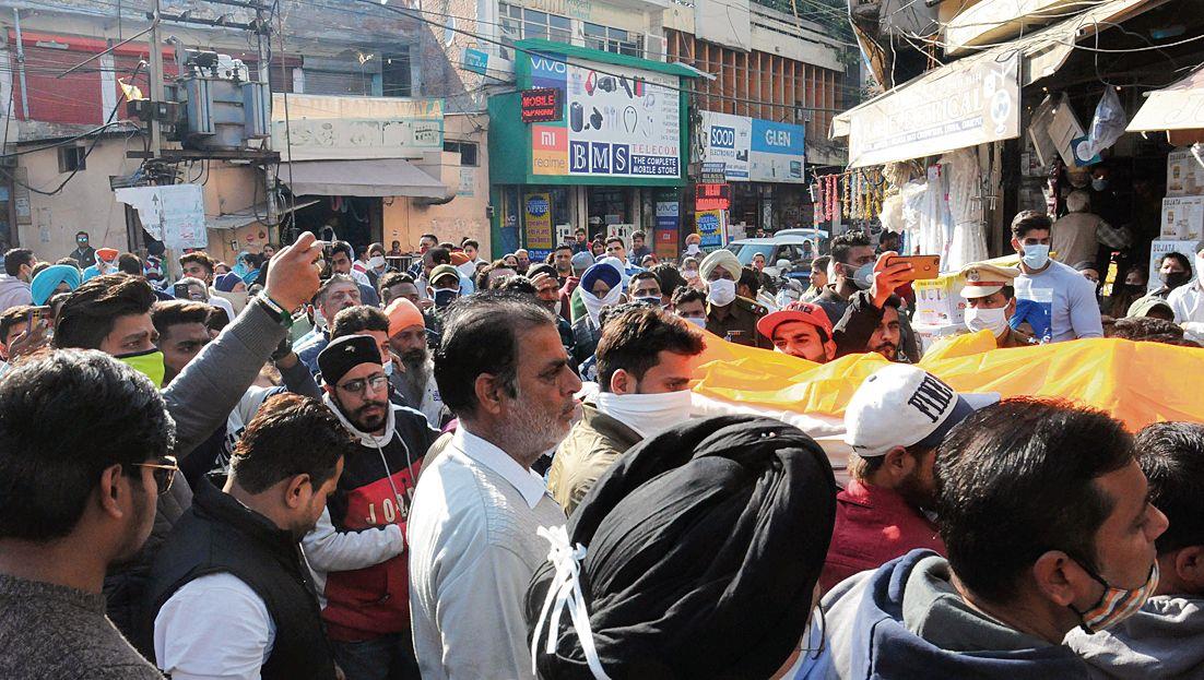 Phagwara Gate murder: Kin protest, block market
